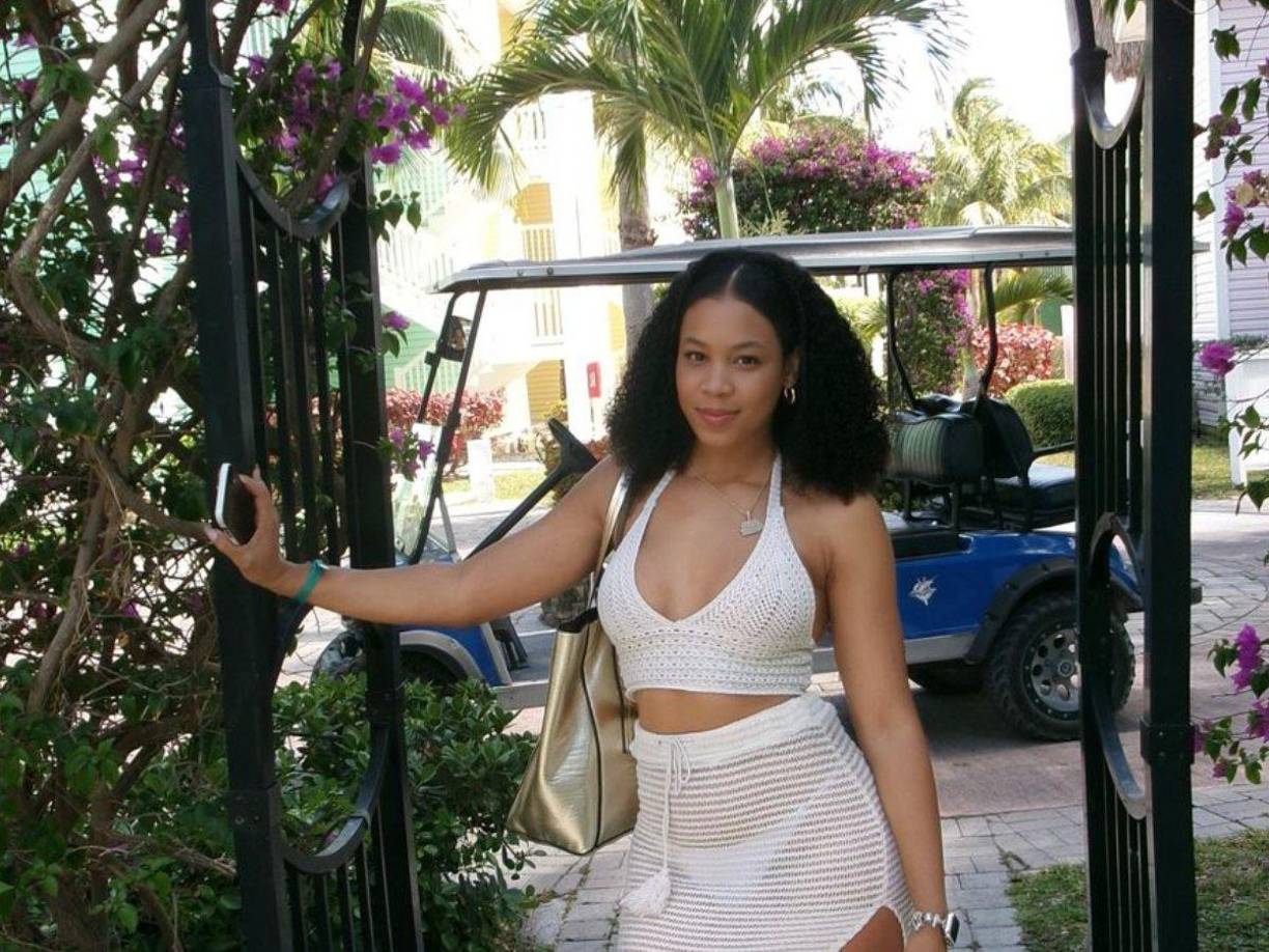 La guapa joven compartió una serie de fotografías en las redes exhibiendo su cuerpazo.