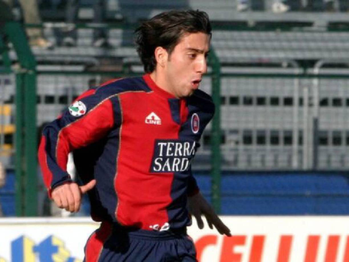 Se trata del italiano Andrea Capone, exjugador del Cagliari, quien disputó más de cien partidos con el club entre la Serie A y la Serie B. 