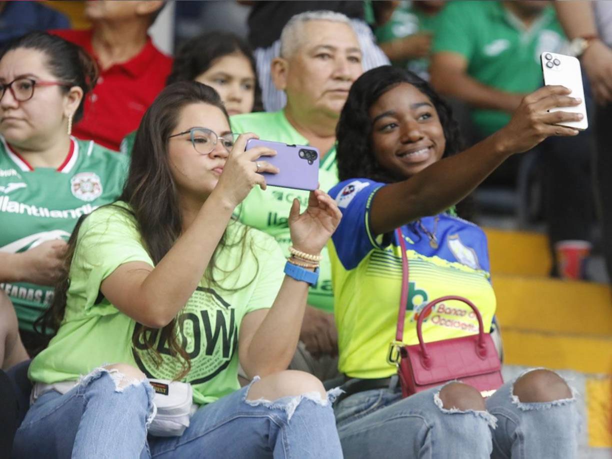 Estas bellezas aprovecharon la previa del partido para sacarse fotos.