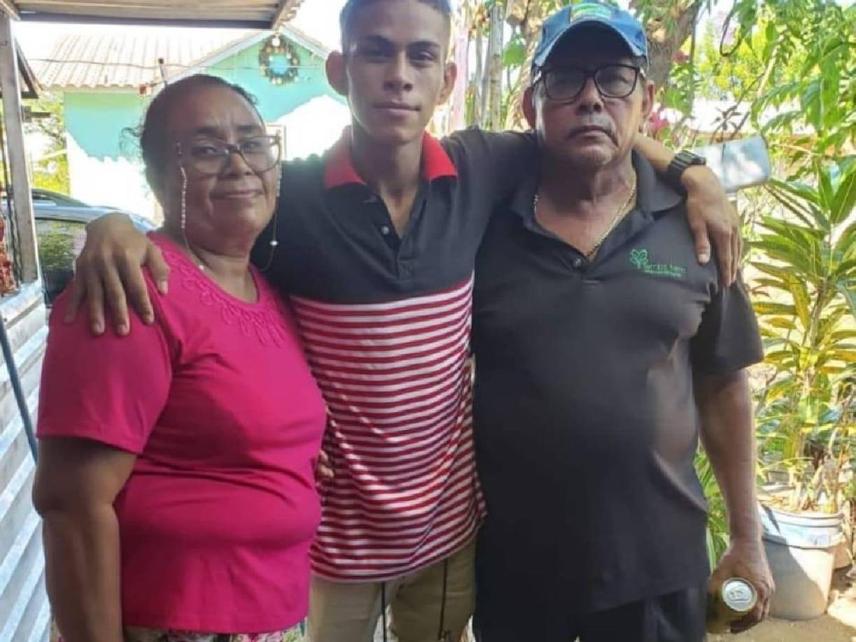 El cuerpo sin vida de la pareja quedó al interior del carro. En la escena quedaron los casquillos de bala con los que habrían asesinado a las dos personas.