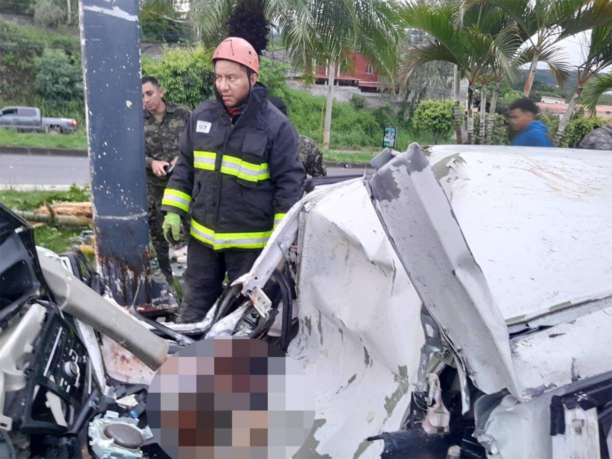El cuerpo de la joven fue sacada con dificultad de los amasijos del vehículo por miembros del Cuerpo de Bomberos de Honduras.