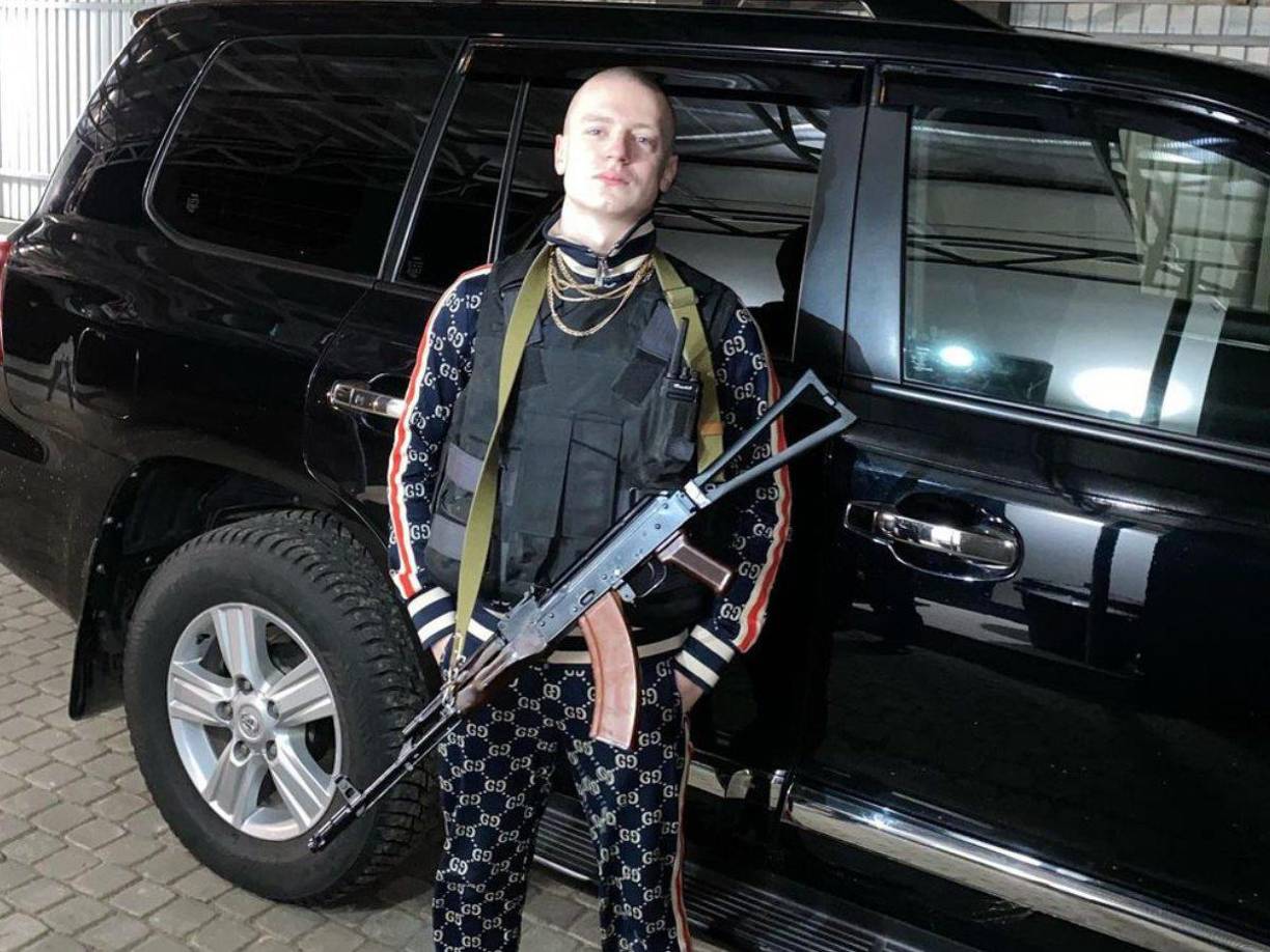 Durante una retransmisión pegó a una amiga suya, Alena Efremova, de 21 años, con la que compartía el streaming, y le provocó heridas en los labios y en la boca. Ella le denunció y exigió una indemnización millonaria.