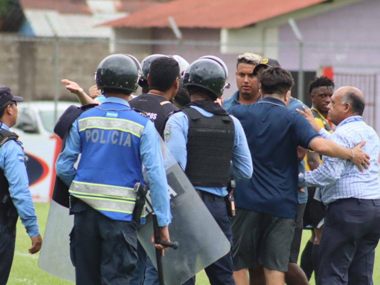 Hubo conato de bronca en la banca del Real España y Real Sociedad. 