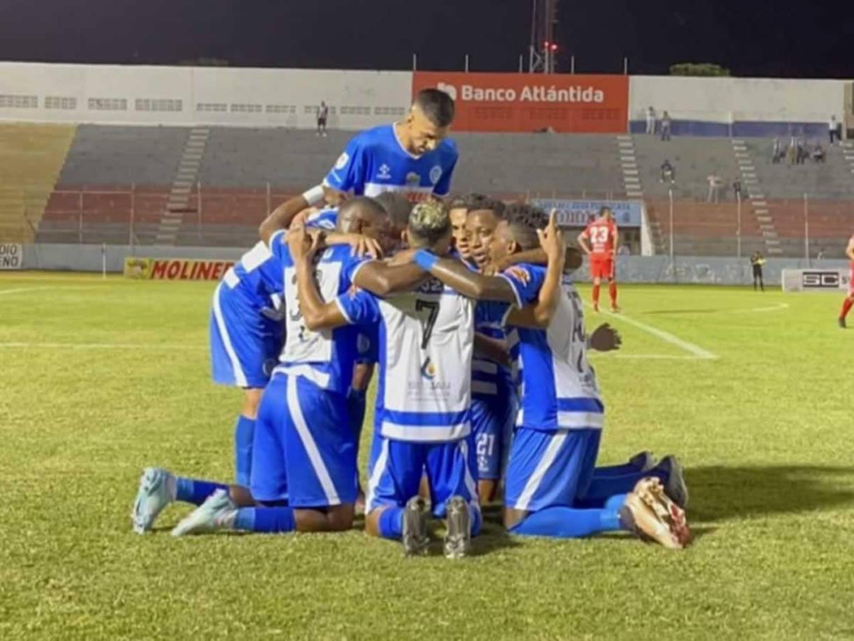 En la ciudad de La Ceiba, el Victoria venció 2-1 a la Real Sociedad con doblete de Alexy Vega.