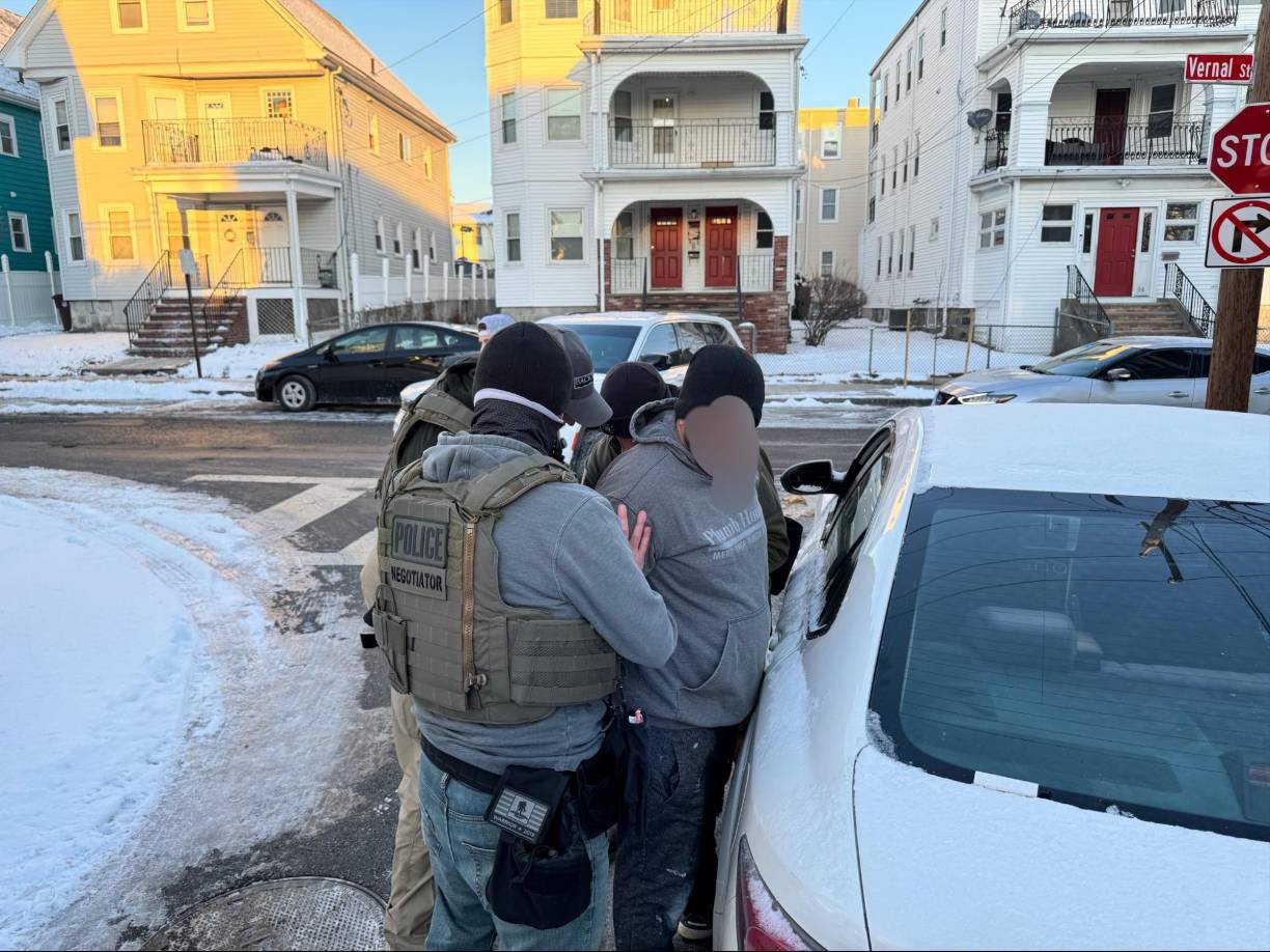 Agentes federales de Estados Unidos realizaron al menos dos operativos migratorios el miércoles en la ciudad de Boston, Massachusetts, arrestando a varios indocumentados, informaron este jueves medios locales.