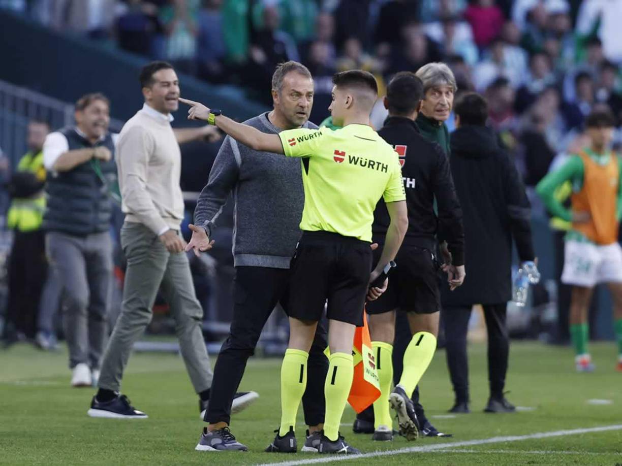 Hansi Flick le reclamó a los árbitros luego de ser expulsado por algo que le dijo a los sílbantes.