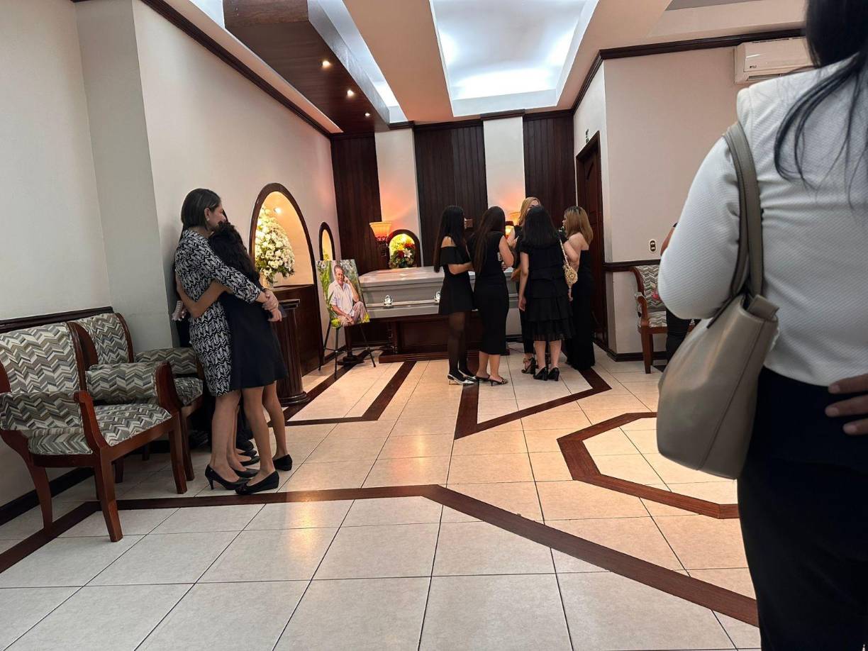 Familiares y amigos cercanos al intérprete de “Noche de Luna en La Ceiba” acudieron a este lugar para despedir al cantante, y acompañar a su viuda, Jemima Miranda de Canelas, en este triste momento. 