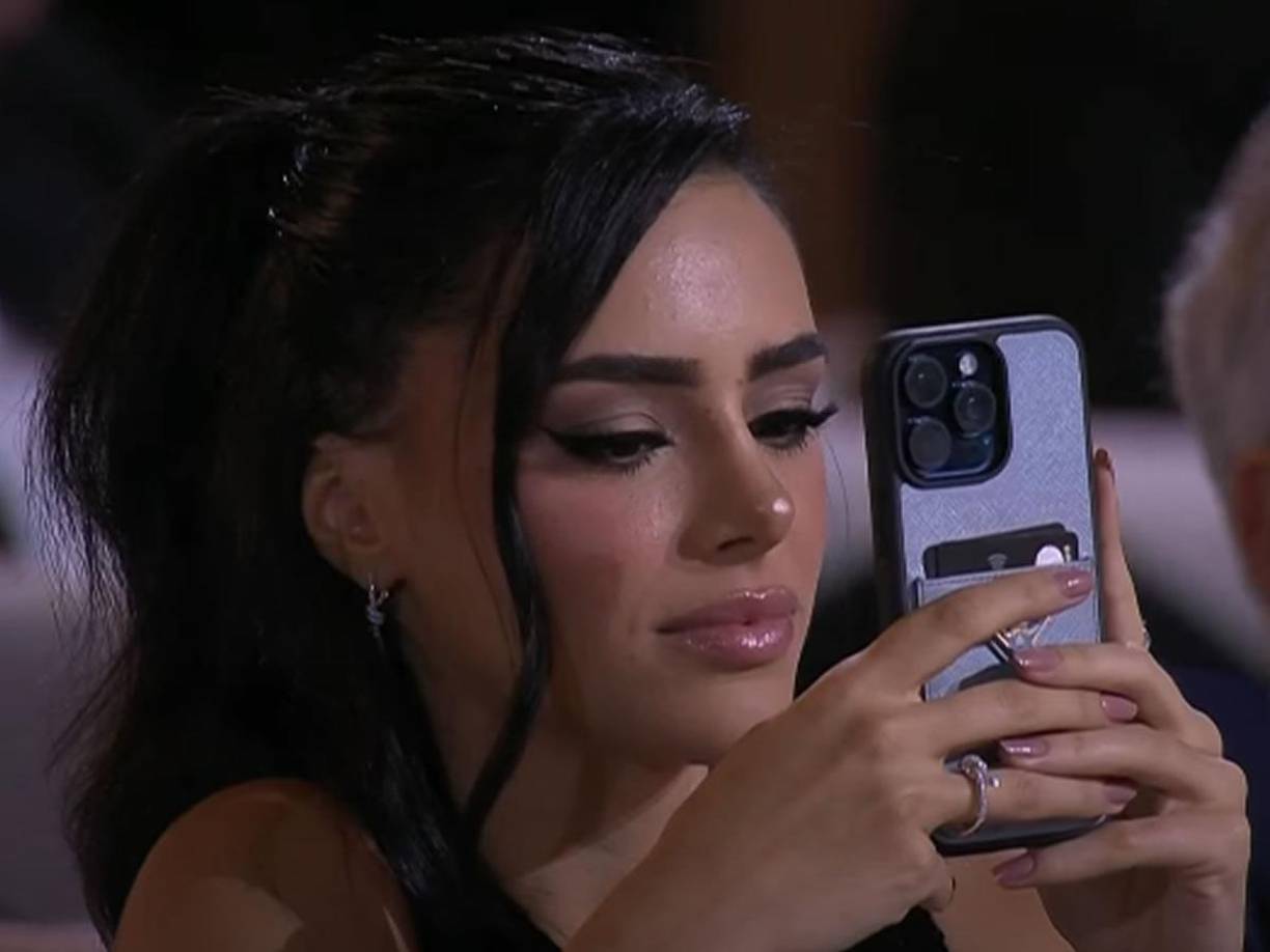 Bruna Biancardi, pareja de Neymar, grabando el momento en el que el brasileño recibió su galardón.