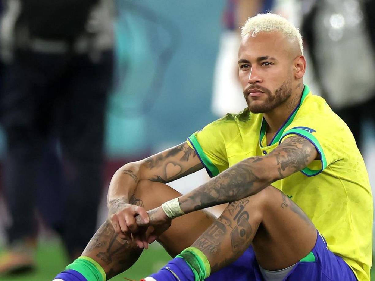 Los problemas no paran para Neymar. El jugador brasileño no la pasa nada bien, desde escándalos, la lesión que lo mantendrá fuera por varios meses y los detalles extra futbolísticos que lo rodean.