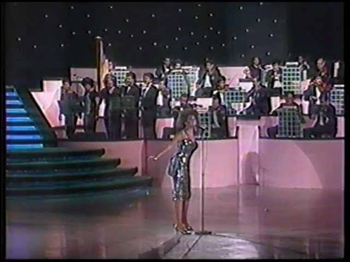 El amor entre Dulce y Gonzalo enfrentó su mayor desafío cuando la carrera de Dulce despegó tras ganar el festival OTI en 1987. La cantante se volvió una cotizada artista, y tuvo que elegir entre su carrera y su relación. Con mucho dolor, decidió seguir su camino en la música.