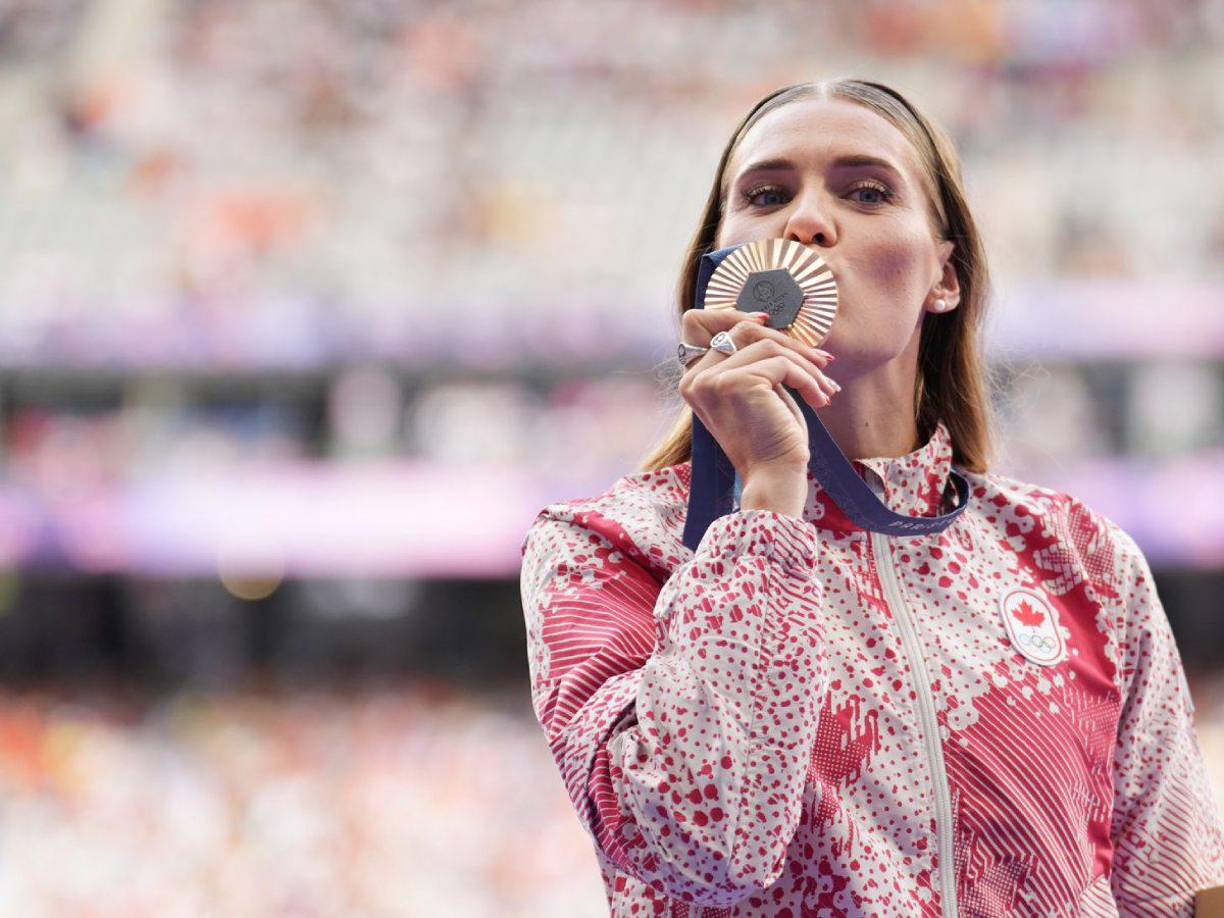 La chica canadiense Alysha Newman se ganó una presea de bronce en salto con garrocha en los Juegos Olímpicos París 2024.