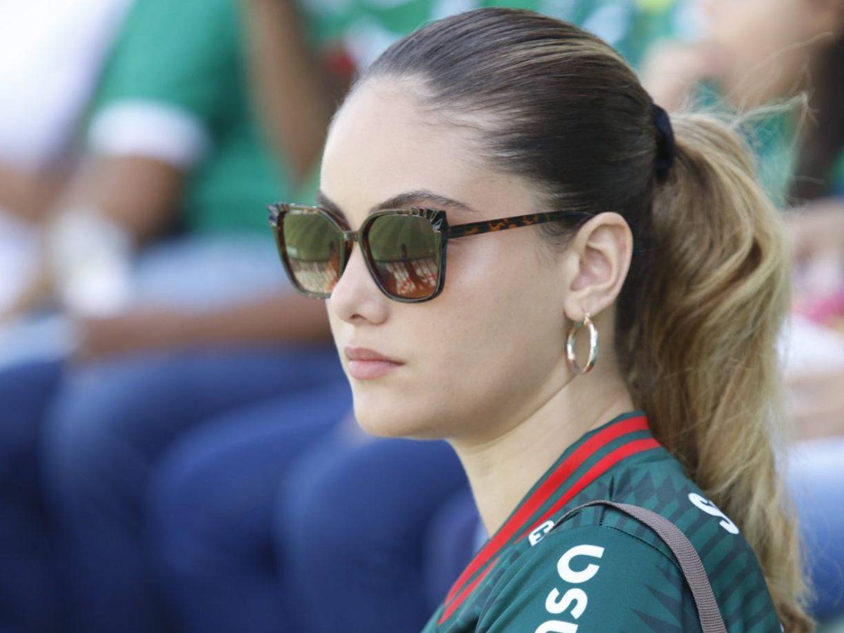 La hermosa aficionada del Marathón lució bien concentrada previo al inicio del juego.