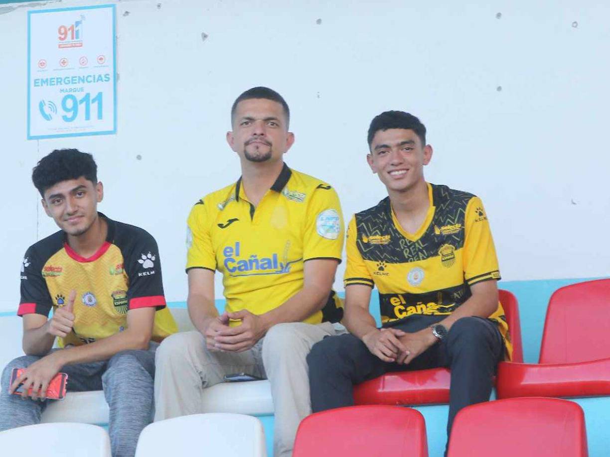 Aficionados del Real España llegaron al sector de silla para ver al equipo de sus amores.