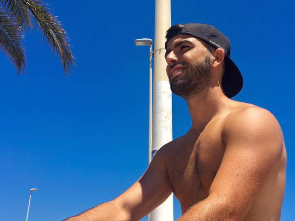 Resulta que la Policía de Singapur les exigió a Dani y su esposa que regresaran del aeropuerto a su hotel y les retiraron los pasaportes.