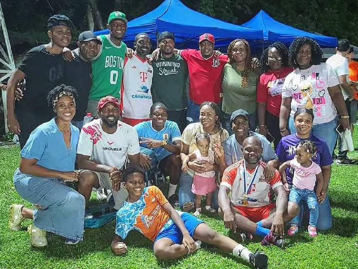 Es muy familiar y siempre pasa unido con sus cuatro hermanos y madre.