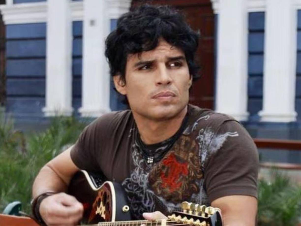 El cantautor Pedro Suárez-Vertiz, una las principales figuras del rock peruano, murió este jueves a los 54 años de edad por problemas cardíacos, informaron varios medios locales y confirmaron las autoridades municipales