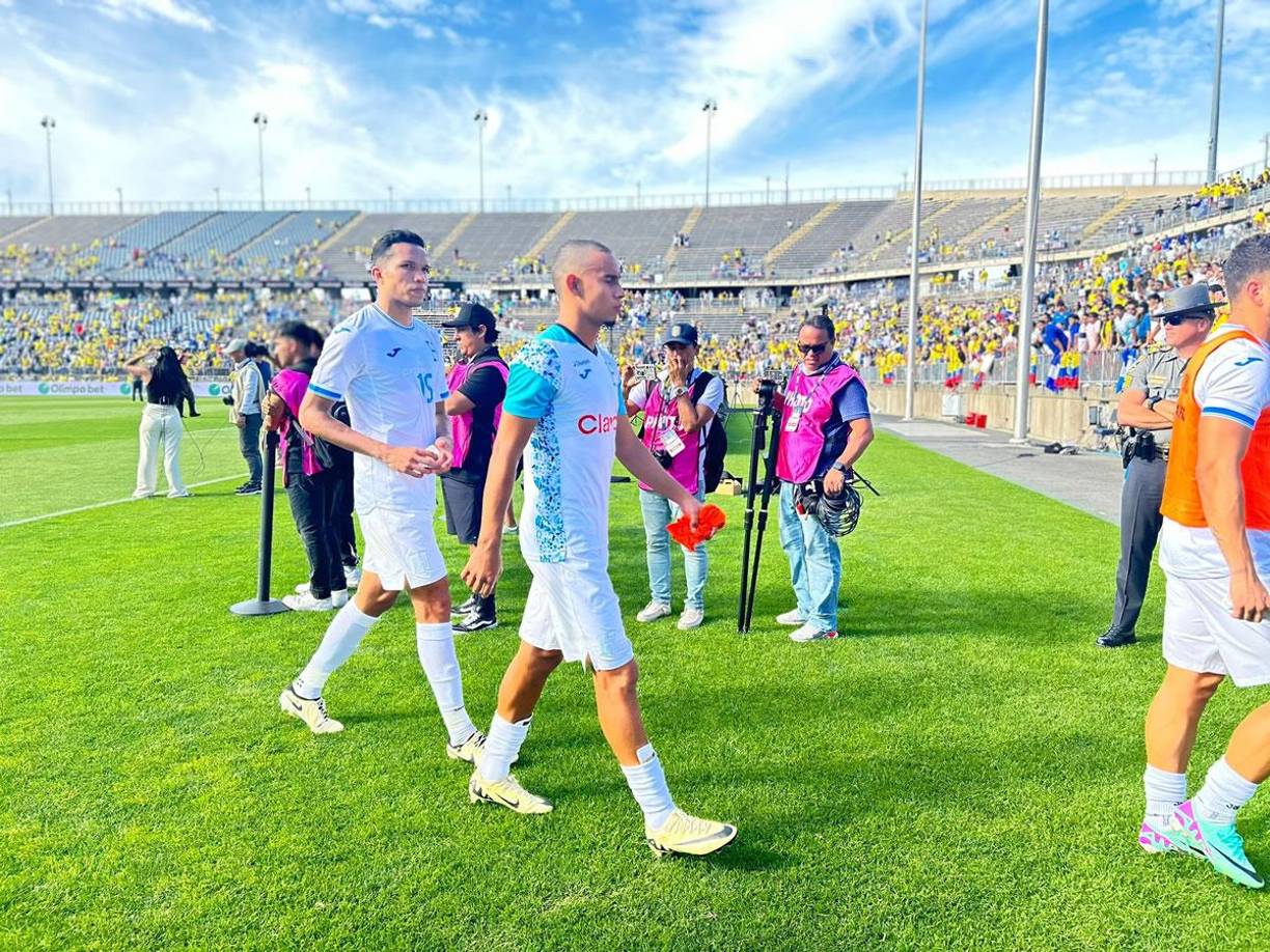 Los rostros tristes de los jugadores de la Selección de Honduras tras la derrota ante Ecuador.