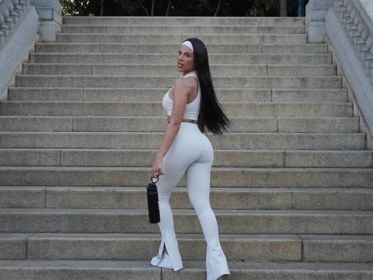 La historia de amor podría haber empezado a raíz del intercambio de mensajes y comentarios mediante las redes sociales, como iconos de corazones.