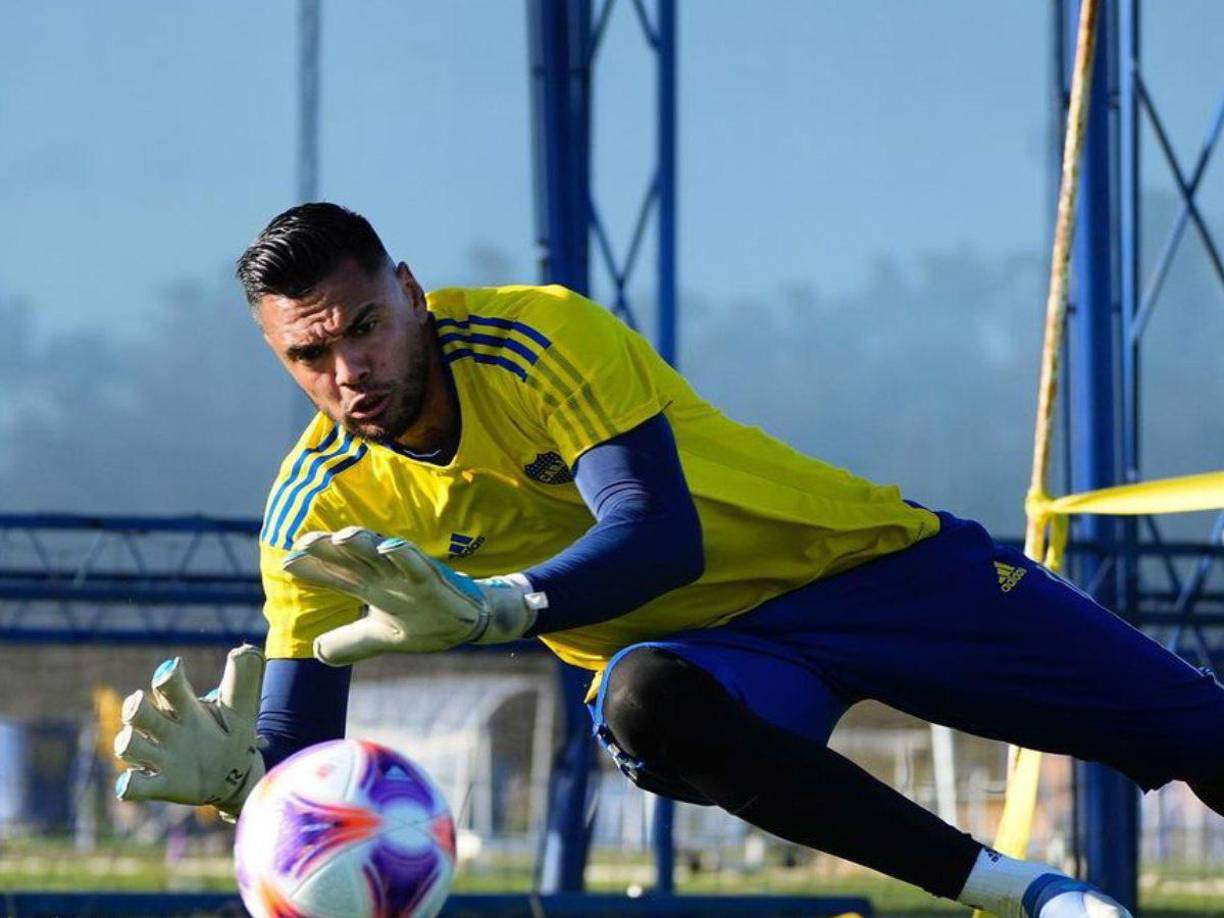 Con 37 años, el ‘Chiquito’ tiene una prestigiosa carrera internacional, jugando para equipos como la Sampdoria, AZ Alkmaar, Venezia, Mónaco, Manchester United y Boca Juniors, asi como la Selección Argentina.