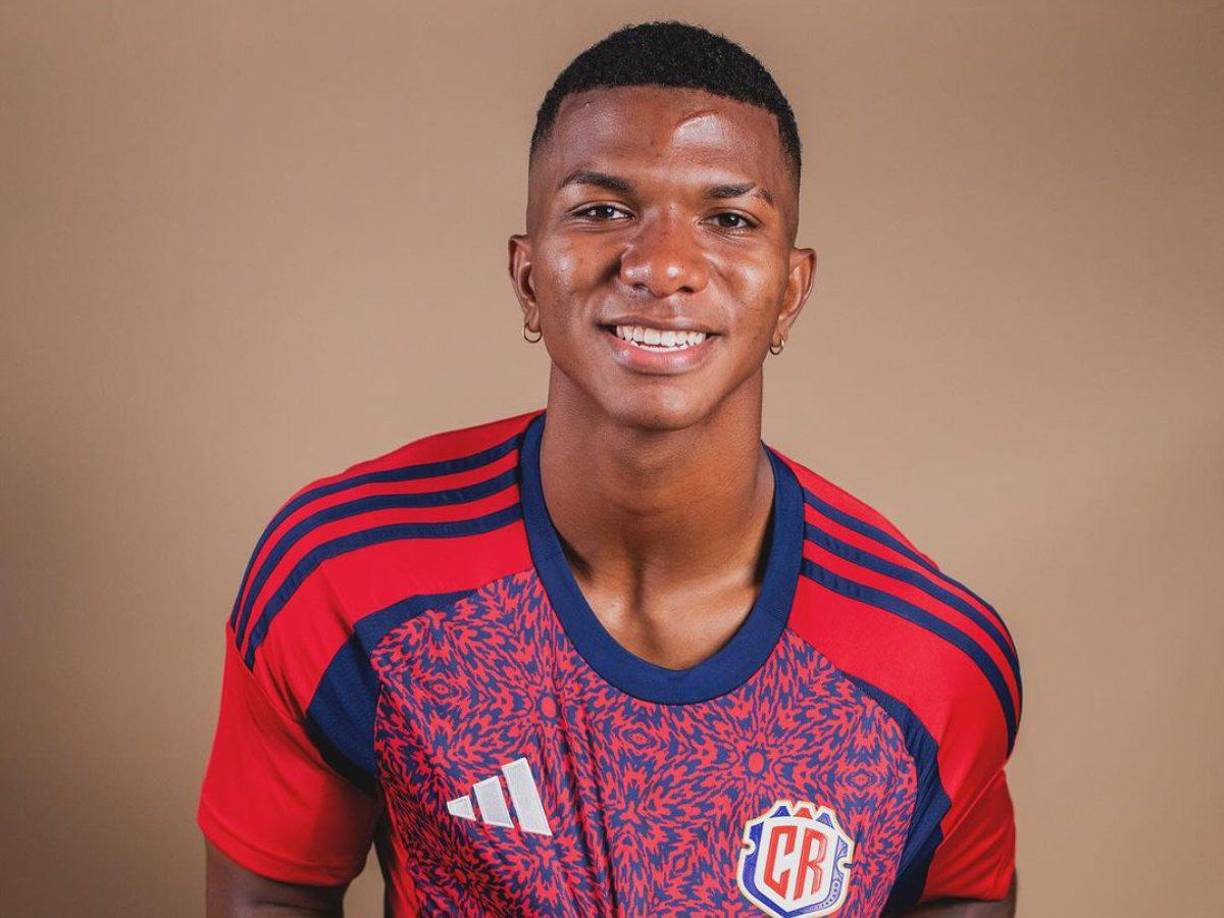 <b>El defensor tico de 19 que frenó a Vinicius en la Copa América, Jeyland Mitchell, será jugador del Feyenoord de Países Bajos. El club europeo le pagará 3 millones de dólares a la Liga Deportiva Alajuelense por el fichaje del costarricense.</b>