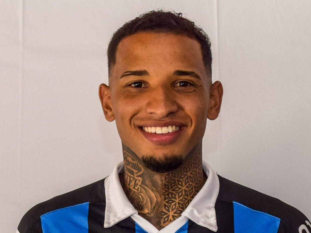 Juan Izquierdo no tuvo un camino fácil en la vida. A los 16 años pensó en retirarse del fútbol. Trabajó como albañil y en labores de limpieza junto a Nelson, su padre e ídolo.