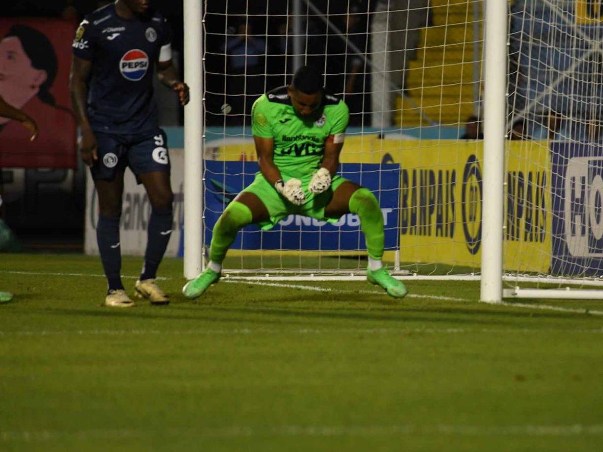 Luis Ortiz celebró como un gol cada una de sus intervenciones. Fue el héroe del Marathón en Tegucigalpa.