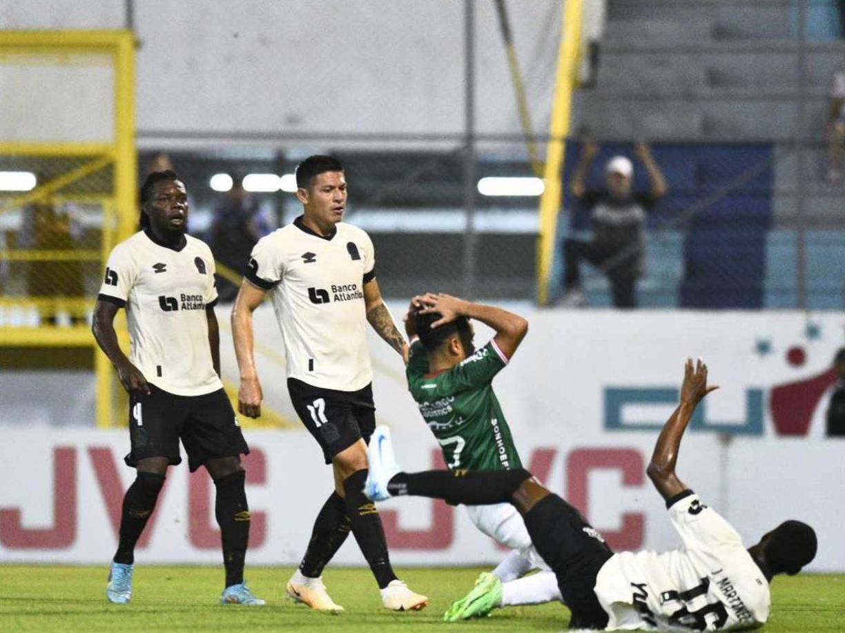 El lamento de Isaac Castillo luego de su increíble falla protagonizada en el primer tiempo.