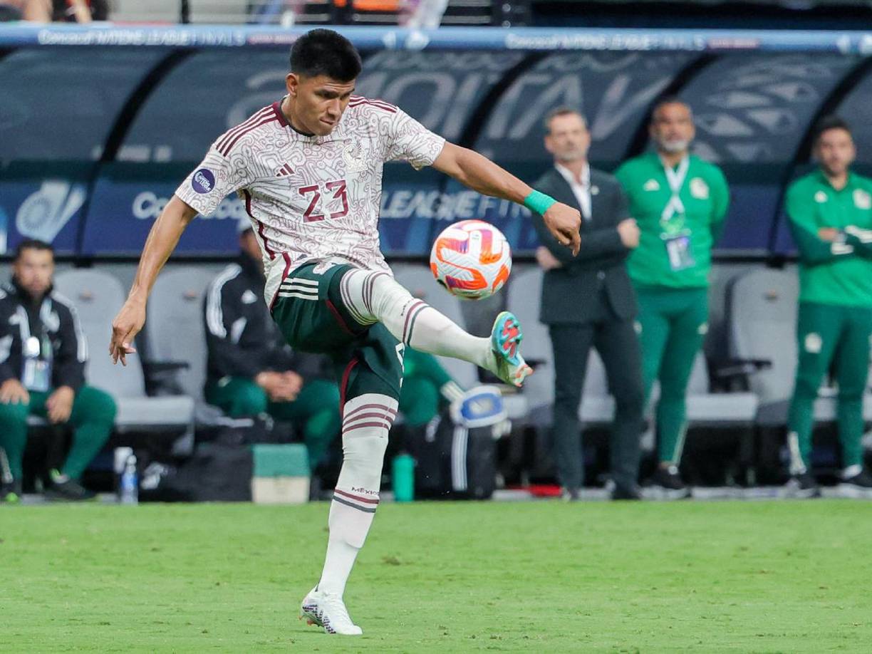 Defensas: Jesús Gallardo aparecería por la banda izquierda y completaría la zona defensiva de México.