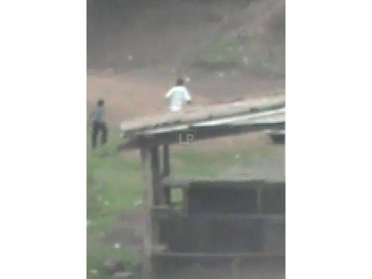 Después de darles el pago el transportista de aleja del lugar para seguir trabajando.