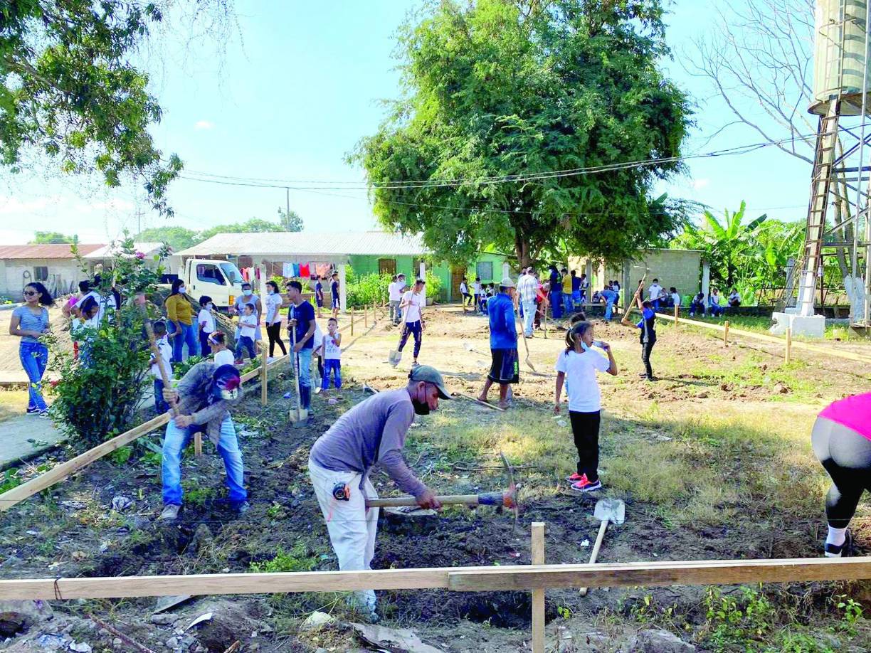 Muchos se fueron sumando a su causa, y Students Helping Honduras tomó forma y con los años su alcance se volvió internacional. Primero, compró un terreno en El Progreso, Yoro, y ahí fundó Villa Soleada, que es un hogar para familias de escasos recursos provenientes de los bordos de esa ciudad y además un hogar de niños remitidos por la Dinaf.
