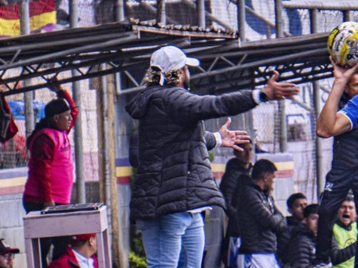 Después de varios minutos de conversación entre “El Loco” Leiva y tres personas que ingresaron al restaurante a buscarlo, se escucharon varias detonaciones de arma de fuego que de acuerdo con algunos testigos fueron unos 15 disparos.