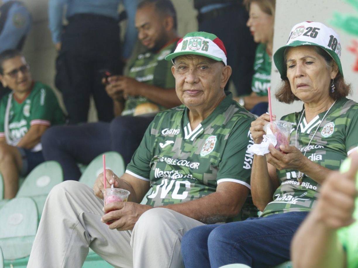 Una pareja de esposos se hizo presente desde muy temprano a la guarida del Marathón.