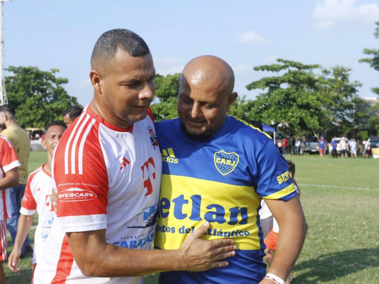 El exdefensor Sergio Mendoza vistió la camiseta de Boca Juniors y antes del juego saludó al exvolante zurdo Walter Hernández.