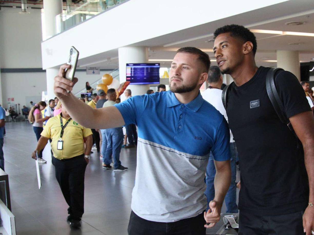 Choco Lozano contó con muestras de cariño y muchos aficionados le solicitaron una fotografía.