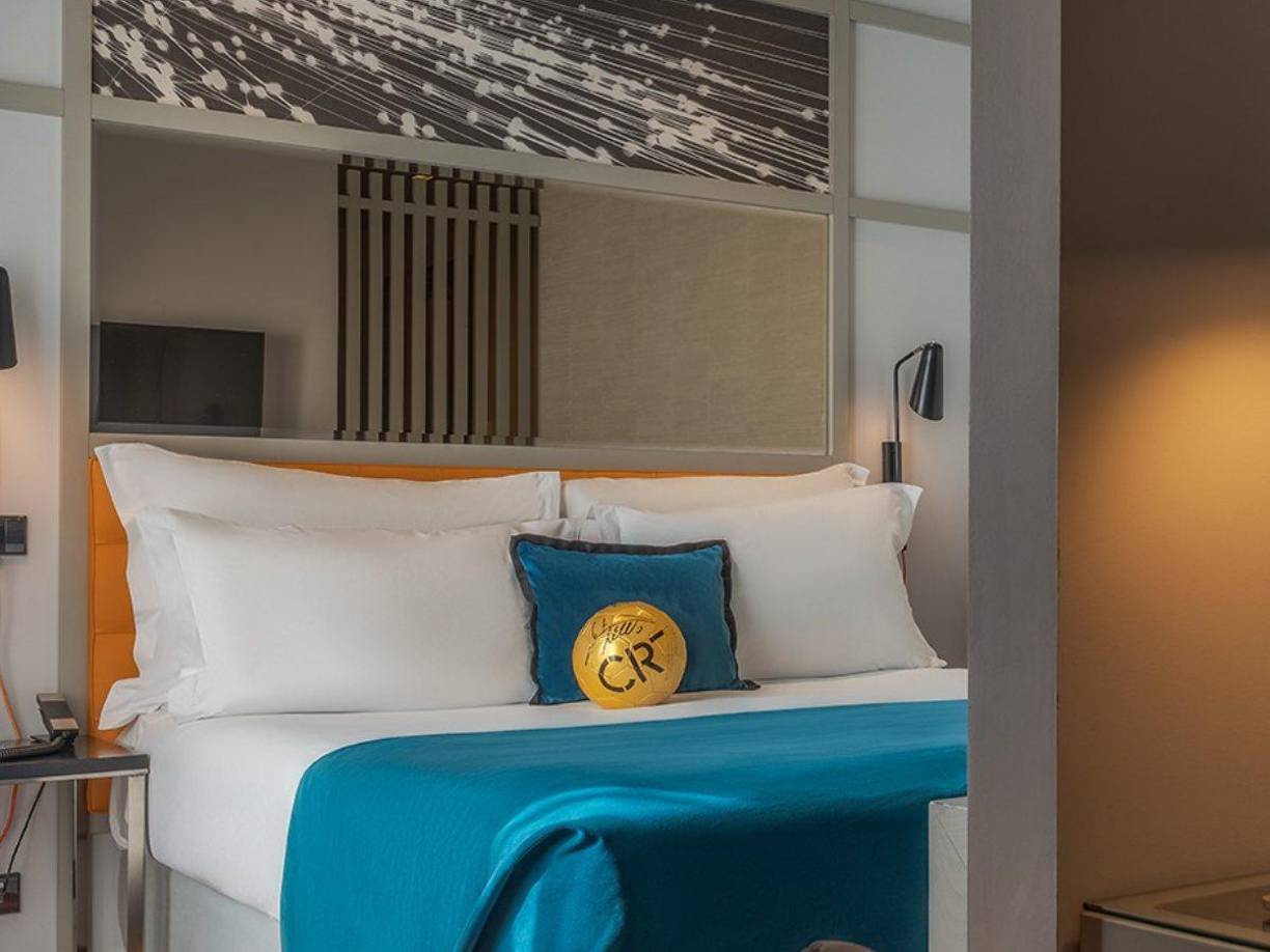 El hotel pide formación especializada, mediante ciclo de Formación profesional, experiencia previa en el puesto, y dominio del inglés (u otros idiomas).