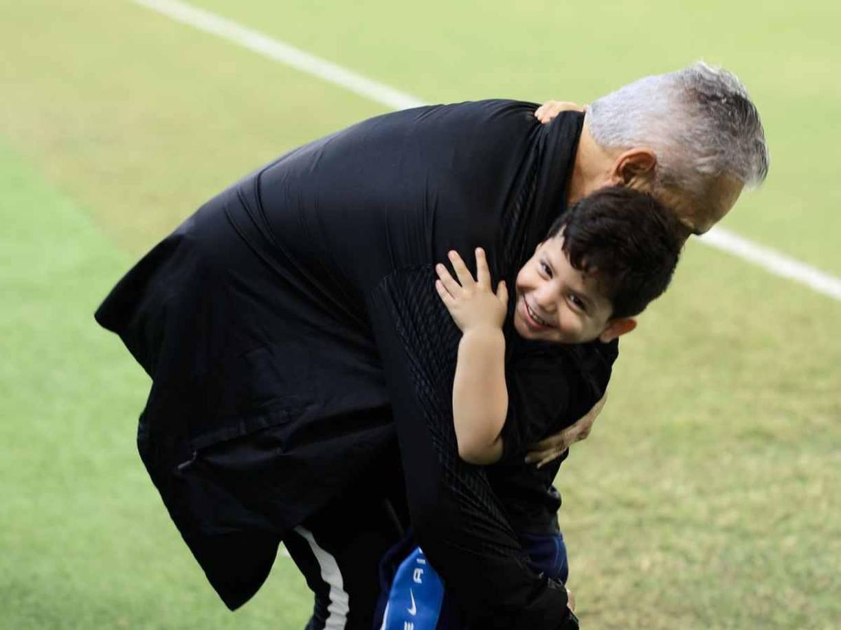 Reinaldo Rueda se tomó el tiempo hasta para tomarse una fotografía con este pequeño seguidor de la Bicolor.