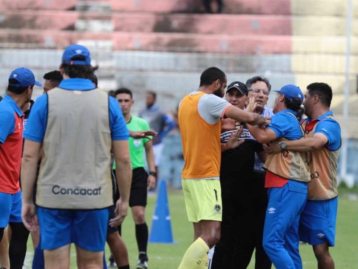 La molestia del técnico sudamericano era tanto que tuvo que se controlado por el portero Edrick Menjívar y hasta un par de elementos de la Policía Nacional tuvo que intervenir para que la situación no se saliera del orden.