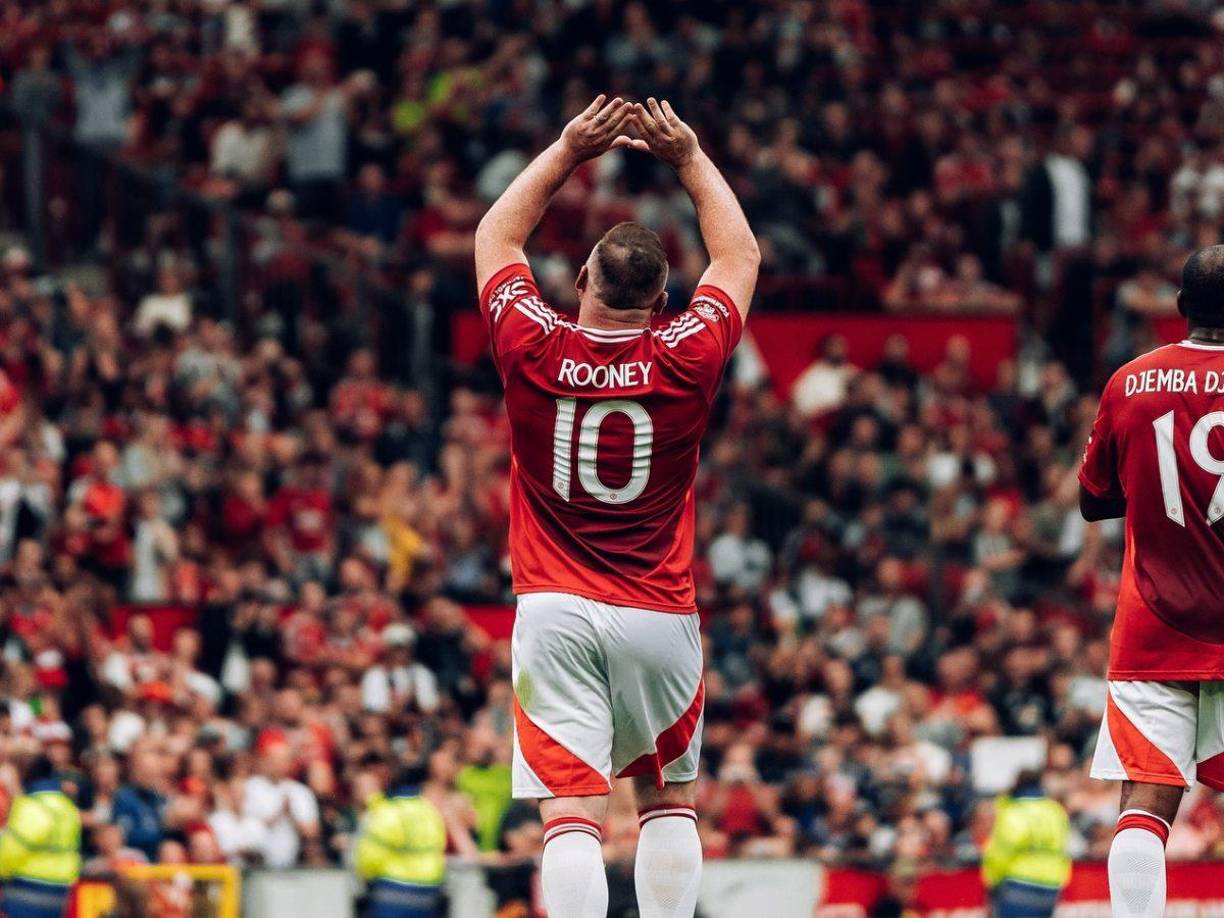 Rooney se llevó las críticas por su evidente sobrepeso y su aspecto físico .