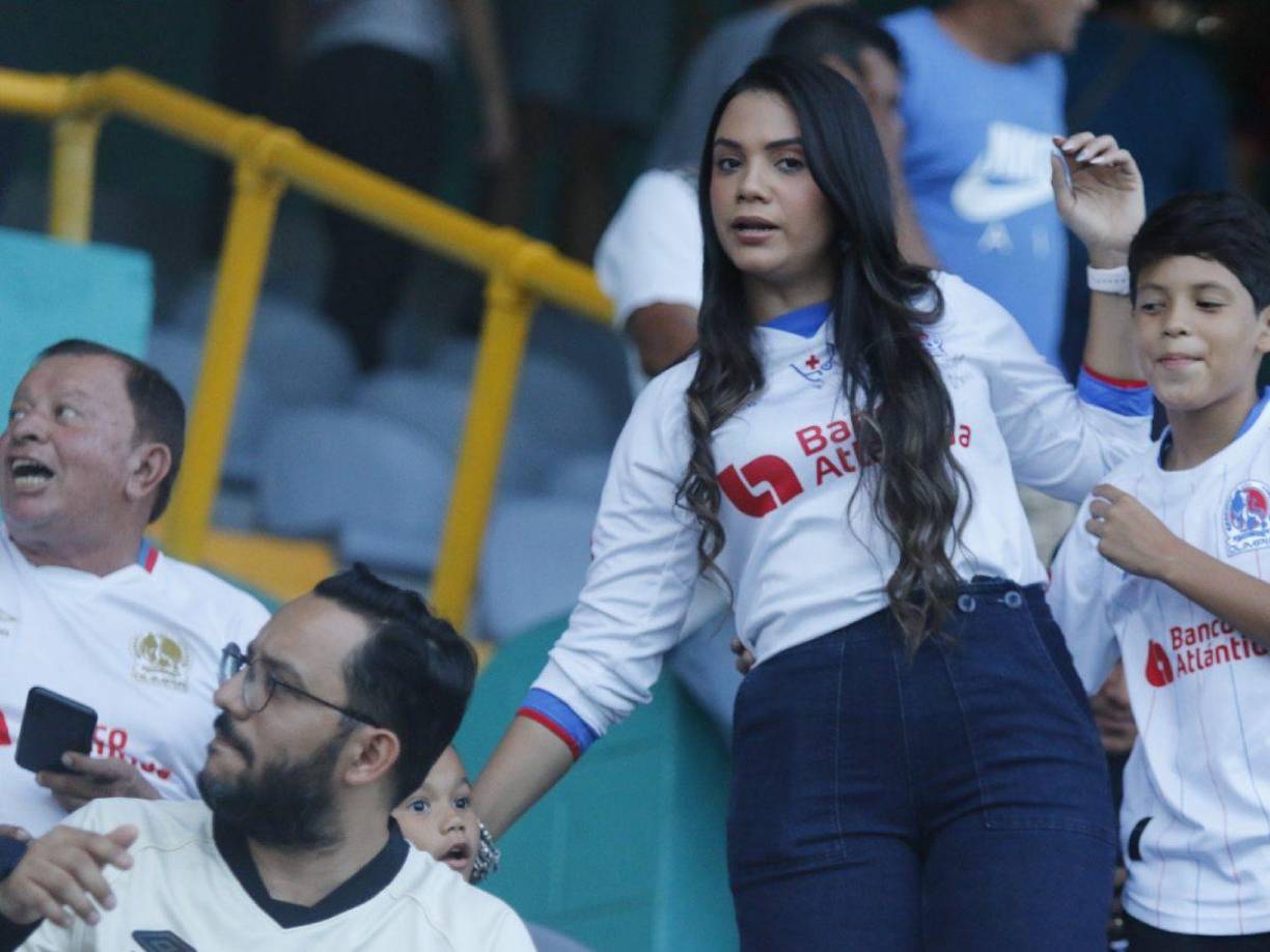 Una aficionada del Olimpia que llegó en familia al sector de silla. 