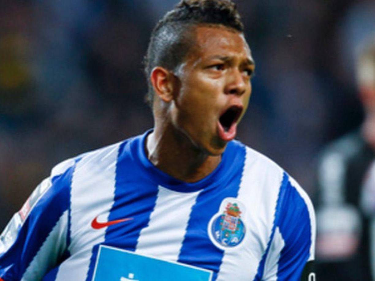 “Lo mío durante 20 años fue entregarme al fútbol y es lo que sé hacer. Tampoco me preparé para otras cosas. Quedé casi desamparado y tomé decisiones que no fueron buenas.”, puntualizó.