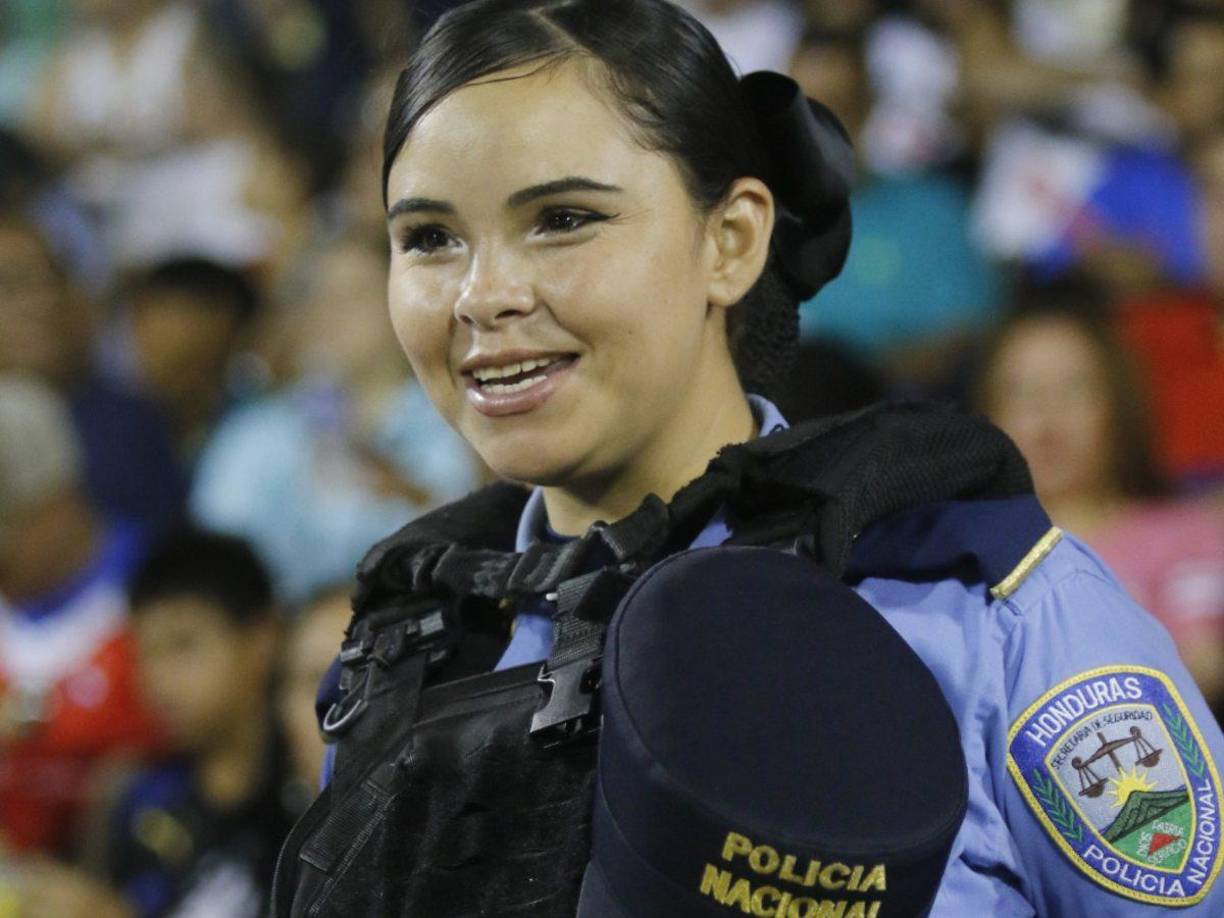 La chica de la Policía Nacional lució radiante en el sector de silla.