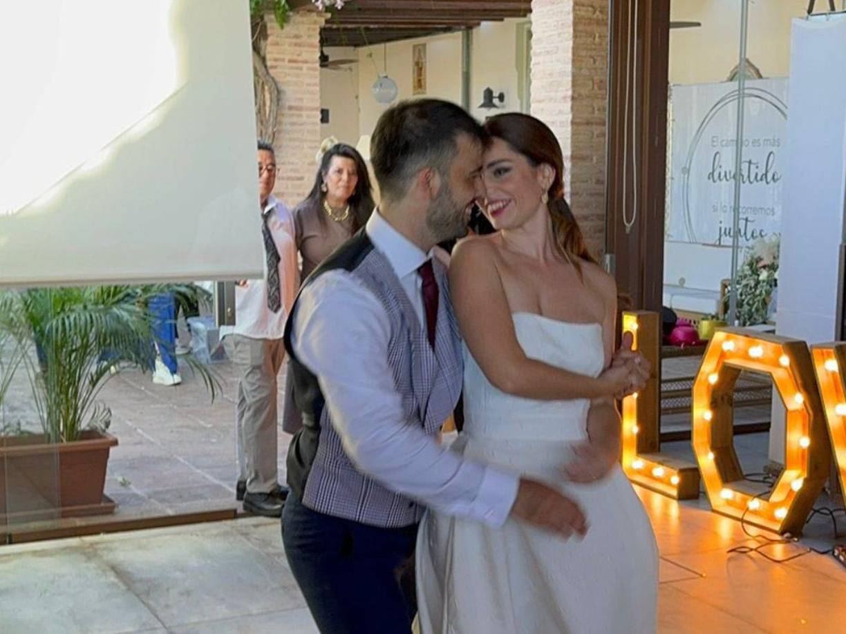 Dani Cuesta y su pareja sentimental viven una pesadilla en lo que pintaba para una luna de miel perfecta en Singapur. El rebelarse contra el presidente de su amado equipo los tiene metido en problemas.