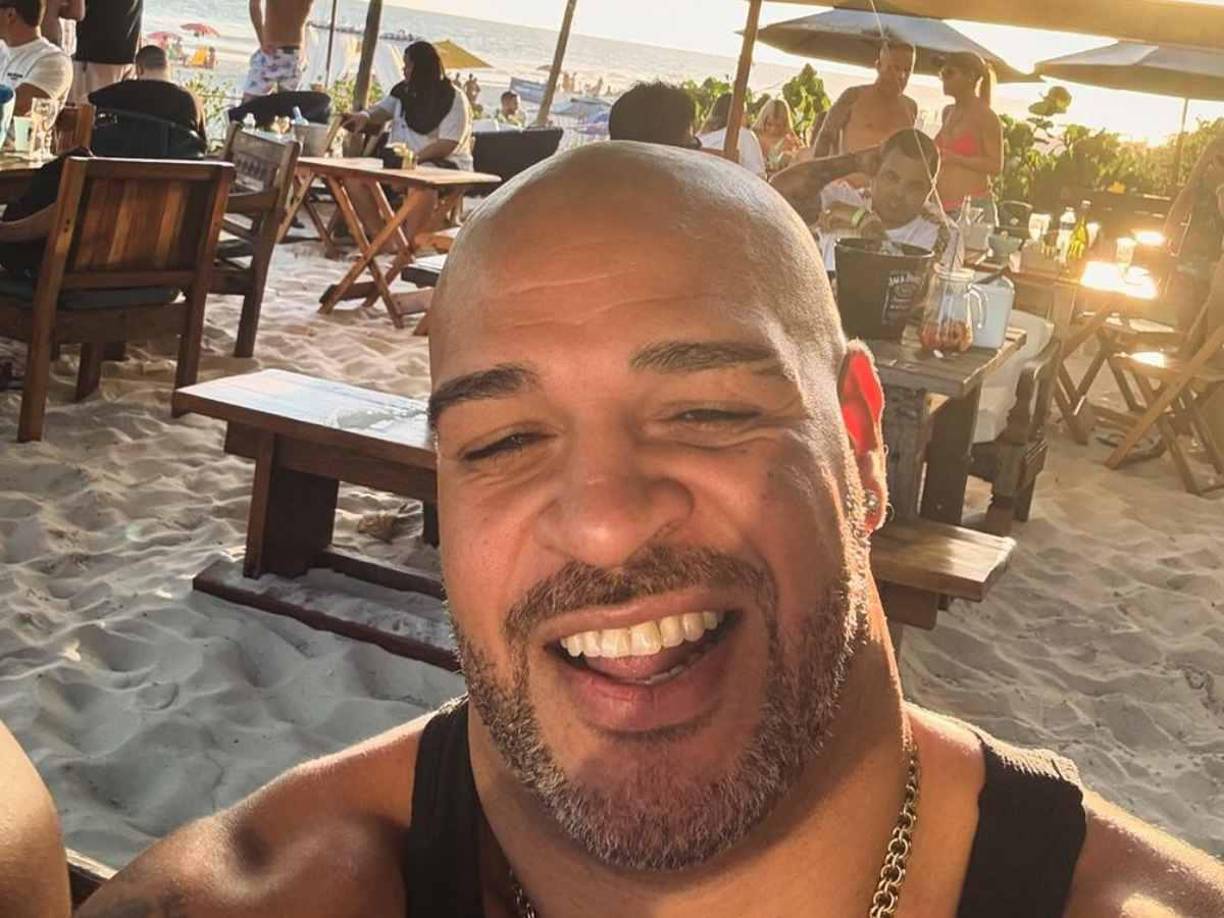 ”Me despedí rápidamente (de Seedorf) y volví a mi apartamento. Llamé a casa: ‘Hola, mamá. Feliz Navidad’. ‘¡Hijo mío! Te extraño. Feliz Navidad. Están todos aquí, el único que falta eres tú’, respondió. Se oían las risas de fondo y el sonido fuerte de los tambores que tocan mis tías. Pude ver la escena ante mí con solo escuchar el ruido por teléfono. Y comencé a llorar”.