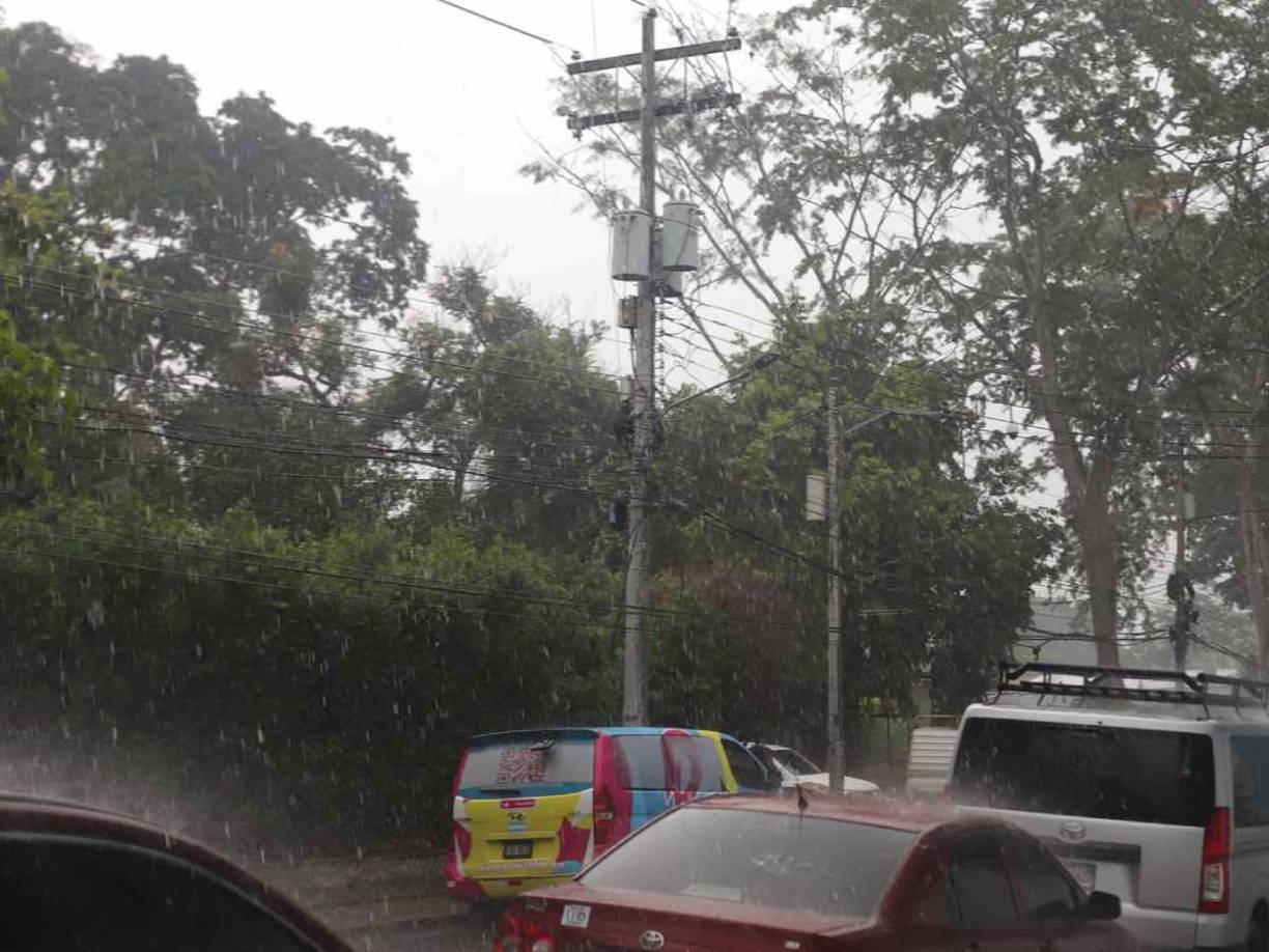 Hasta las 10:00 de la mañana de este jueves, Sara se encontraba a 180 kilómetros del Cabo de Gracias a Dios, pero a medida que avanza se ubicará a 100 kilómetros de Honduras.