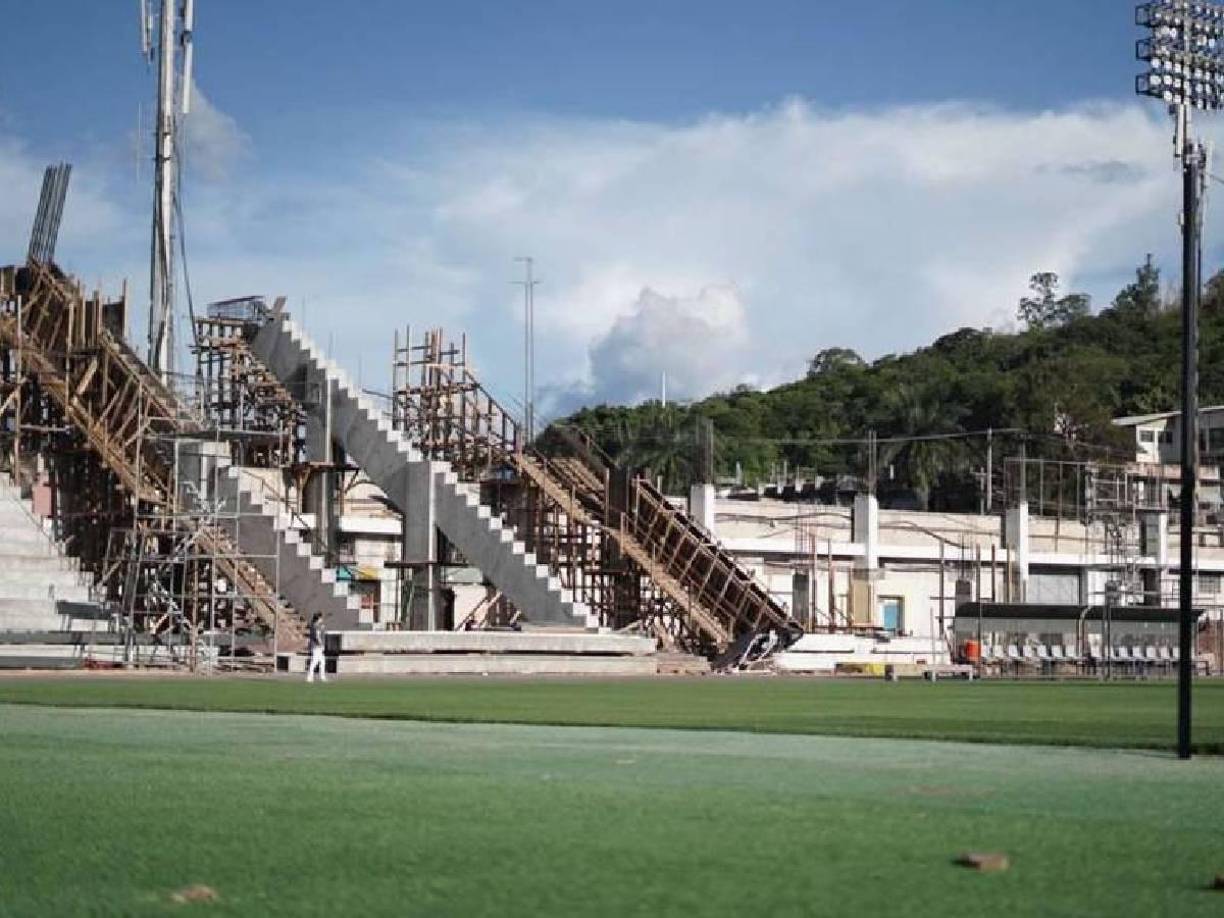 Una de las causas sería que en el estadio Nacional Chelato Uclés de Tegucigalpa aún no tiene concluida la gradería de sol en su totalidad. Aunque se ha mencionado que para la ronda de las finales del torneo Apertura una parte de la gradería de sol sería estrenada.