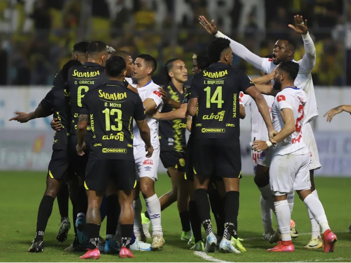 ‘Buba‘ López estaba enloquecido en el zafarrancho y tenía que ser controlado por sus compañeros.