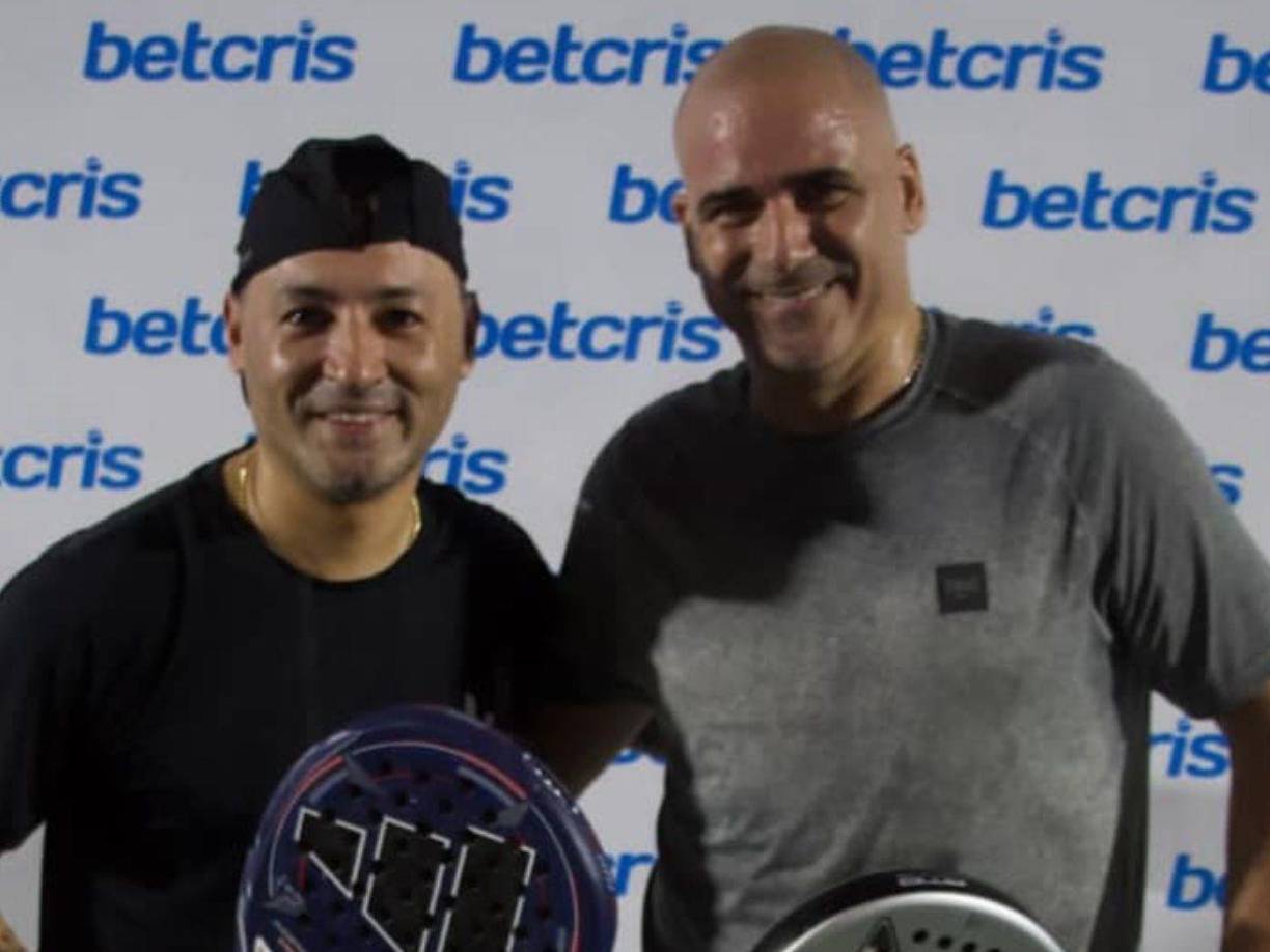 Torlacoff también en sus ratos libres juega al Padel.