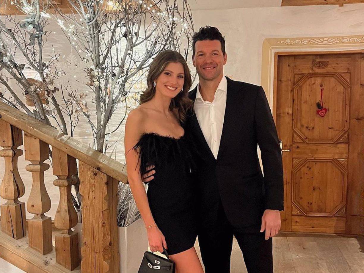 Aunque los rumores se han expandido rápidamente, ambos han negado cualquier insinuación sobre un pasado romántico con Emilio, tachando las especulaciones de malintencionadas.