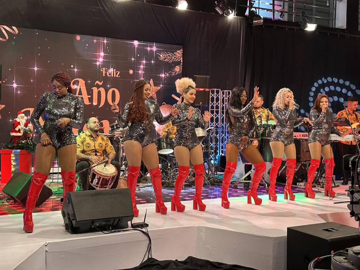 <b>CHICAS ROLANDS</b>“Las consentidas de Honduras” se trasladan este fin de semana hasta el Sur de Honduras, en donde animarán distintas fiestas para despedir el año 2023. Este viernes 29 de diciembre estarán en Rancho Matías en San Benito Viejo, Concepción de María en Choluteca, el sábado 30 cantarán para los habitantes de Yuscarán, Valle donde prometen amanecer, y 31 despiden el 2023 en El Estero, Alianza Valle para el 1 de enero recibir el 2024 animando el Carnaval en la Feria de Tapatoca en Choluteca.