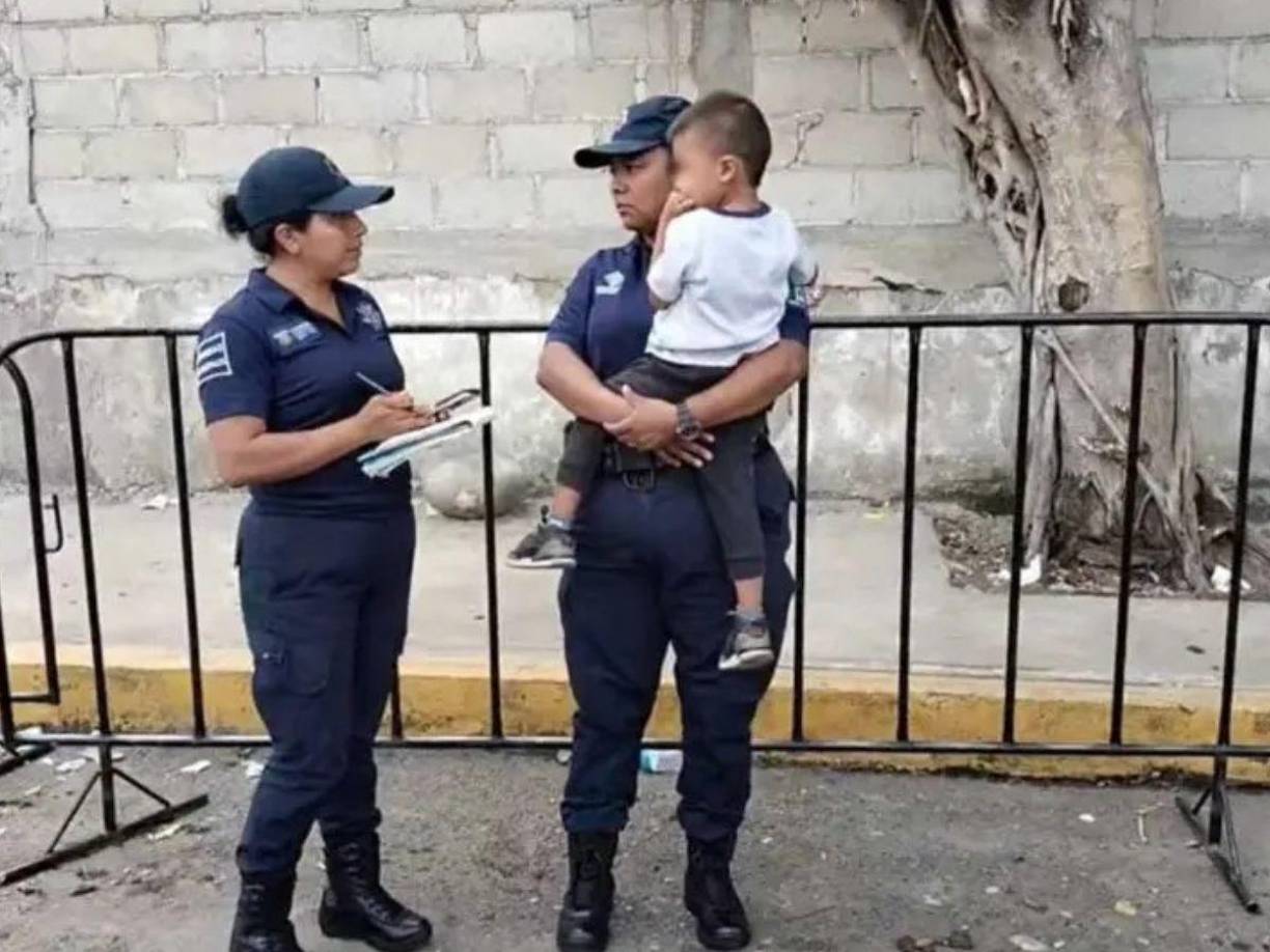 Un niño hondureño fue rescatado por la policía Municipal de México cuando caminaba solo en las calles de Tapachula en México.